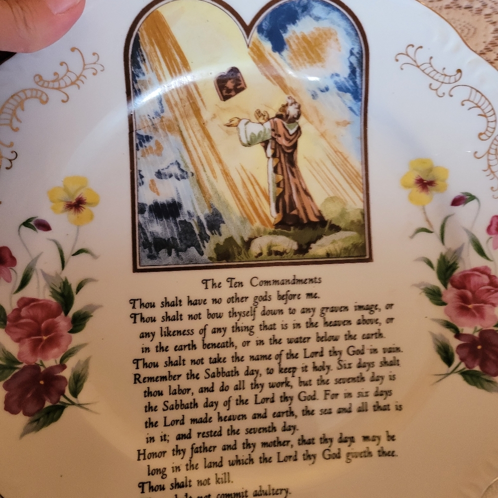 EUC Vintage Wall Hanging Plates Pair- Lord's Prayer and Ten Commandments - Picture 9 of 15